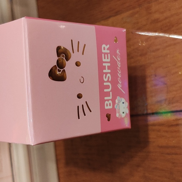 Hello Kitty Pink Blusher with Gold Bow - Picture 1 of 7